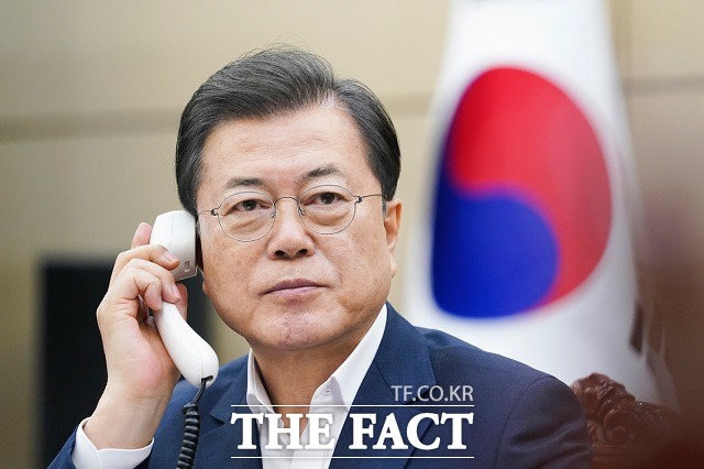 야당은 만 13세 이상 모든 국민에게 이동통신요금 지원 명목으로 1인당 2만 원을 지원하겠다는 정부의 계획에 대해 선심성 포퓰리즘이라며 비판하고 있다. /청와대 제공