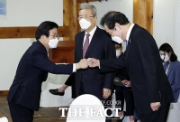 [TF포토] 주먹인사하는 박병석 의장과 이낙연 대표