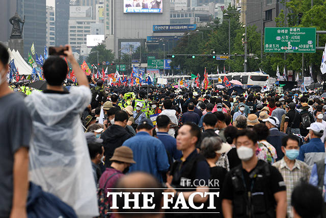 제75주년 광복절을 맞은 지난달 15일 오후 서울 광화문 광장 일대에서 보수단체 및 시민단체 등 참가자들이 8.15 집회를 이어가고 있다./남용희 기자