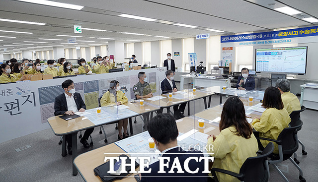 문재인 대통령 정부세종청사 코로나19 중앙사고수습본부를 격려 방문