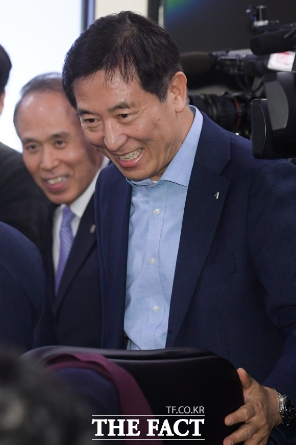 한창수 아시아나항공 사장(사진)이 11일 담화문을 통해 M&A 불발에 대한 입장을 밝혔다. /김세정 기자