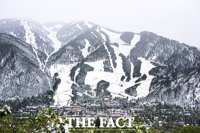 9일(현지시간) 미 콜로라도주 스키 휴양 도시 아스펜의 아스펜 산에 눈이 쌓여 있다. 콜로라도 지역의 평균 첫눈 시기는 10월 중순인 것으로 알려져 있다. / 아스펜=AP.뉴시스
