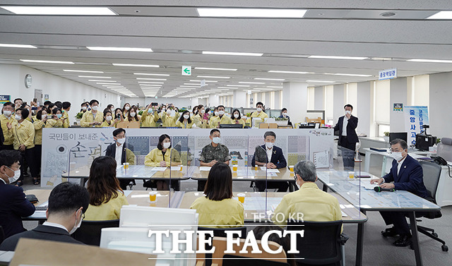 직원들과 환담 나누는 문재인 대통령(오른쪽)