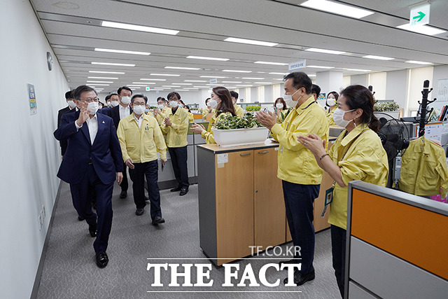 코로나19 중앙사고수습본부를 방문해 직원들과 인사하는 문재인 대통령(왼쪽)