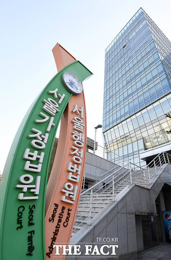 회사 엘리베이터 갇힌 이후로 공황장애가 심해져 극단적 선택을 한 근로자에게 업무상 재해가 인정된다는 법원의 판단이 나왔다. /남용희 기자