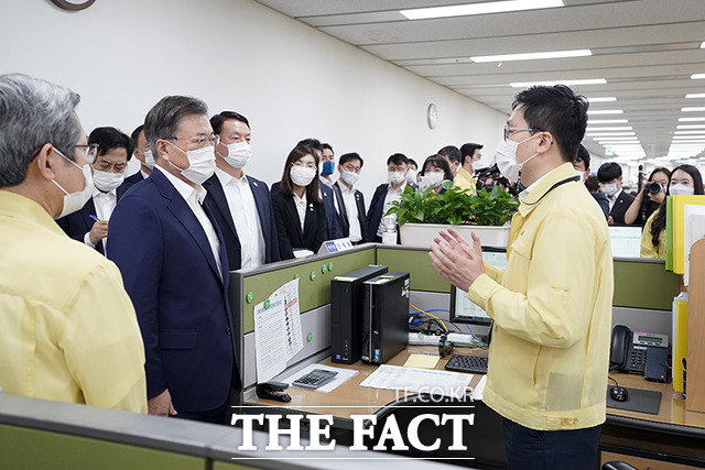 직원과 대화하는 문재인 대통령(왼쪽)