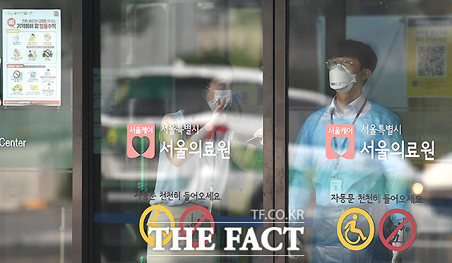 서울에서 신종 코로나바이러스 감염증(코로나19) 확진자가 약 하루 사이 44명 증가했다. 8월20일 오전 서울 중랑구 서울의료원에서 관계자가 입구를 지키고 있다.