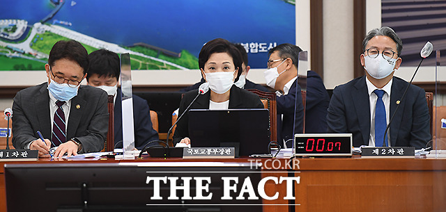 이날 회의에 참석한 김현미 국토부 장관과 1,2 차관