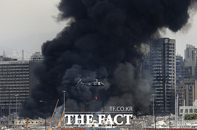 10일(현지시간) 레바논 베이루트 항구의 창고에서 불이 나 소방관들이 화재를 진압하고 있다. / 베이루트=AP.뉴시스