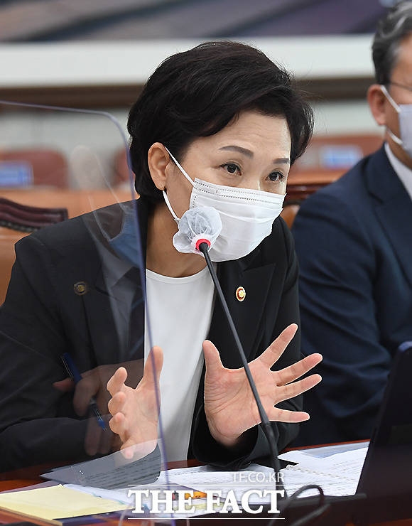 김현미 국토교통부 장관은 11일 서울 여의도 국회에서 열린 국토교통위원회 전체회의에서 임대인과 임차인 모두 슬기롭게 마음을 모아 극복해 나가면 몇 개월 후 전세가격이 안정을 찾을 것으로 생각한다라고 말했다. /이새롬 기자