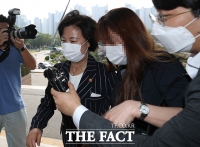 [TF포토] 질문 받으며 출근하는 추미애 장관