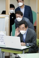 [TF포토] 초등학생들과 온라인 소통하는 이낙연 대표