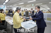 [TF사진관] 코로나19 중앙사고수습본부 격려 방문한 문재인 대통령