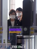 [TF사진관] '아들 특혜 논란' 추미애, '무덤덤한 출근'