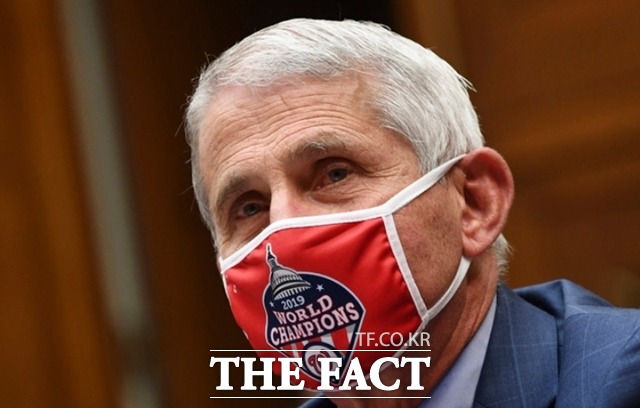 앤서니 파우치 국립보건원 산하 전염병 연구소장이 올해 연말에 신종 코로나바이러스 감염증(코로나19) 백신이 나오더라도 코로나19 확산 이전의 일상으로 복귀는 내년 말쯤이 될 것이라고 예상했다. /뉴시스