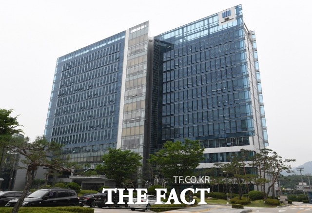 서울북부지검 여성아동범죄조사부(김봉준 부장검사)는 아동·청소년 성보호법 위반 혐의로 사회복무요원 A(21)씨 등 3명을 구속 기소했다고 13일 밝혔다./이새롬 기자