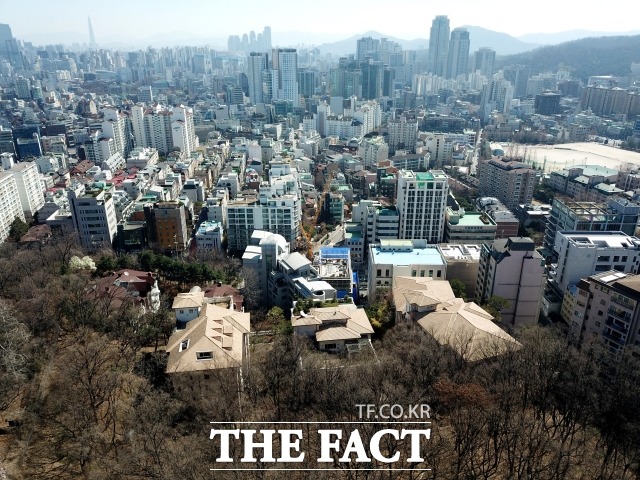 지난달 서울 강남구와 송파구의 평균 전세가격의 경우 각각 9억330만 원, 7억494만 원에 달했다. 사진은 서초구 서초동의 고가 연립주택 트라움하우스 5차 쪽에서 바라본 강남 지역의 전경. /이효균 기자