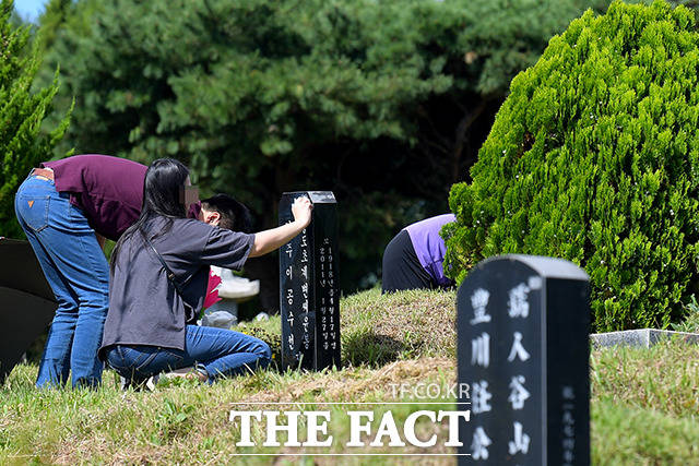 13일 오후 경기도 김포의 한 공원묘지를 찾은 한 가족이 추석을 앞두고 미리 성묘를 하고 있다./김포=이선화 기자