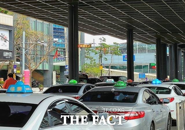 부산에서 택시 운전사 3명이 코로나19 양성 판정을 받으면서 택시 타기를 꺼려하는 분위기 탓에 택시업계도 타격을 받고 있다. 지난 13일 오후 부산역 택시승강장에 손님을 기다리는 택시들이 줄지어 서 있다. /부산=김신은 기자