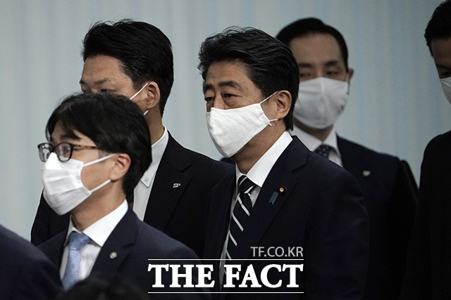 14일 자민당 총재 선거에 참석하는 아베 신조 일본 총리(가운데).
