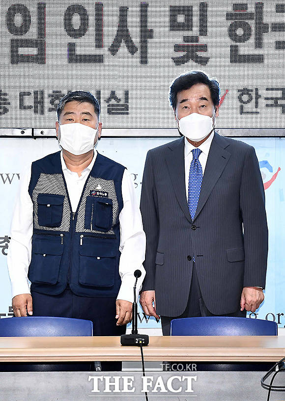 이낙연 더불어민주당 대표(오른쪽)와 김동명 한국노동조합총연맹 위원장이 14일 서울 여의도 한국노총에서 열린 ‘이낙연 더불어민주당 대표 취임 인사 및 한국노총 방문 간담회’에 앞서 기념촬영을 하고 있다. /현장풀 이새롬 기자