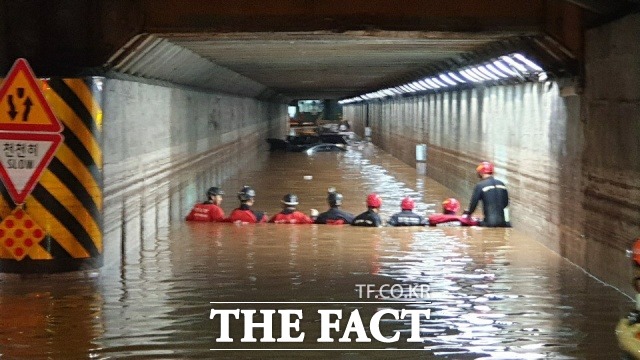 지난 7월 집중호우로 7명의 사상자가 나온 ‘부산 초량지하차도 참사’와 관련, 변성완 부산시장 권한대행이 불구속 기소 의견으로 검찰에 송치된다. 사진은 시간당 80mm의 기록적 폭우가 쏟아져 내린 지난달 23일 초량 지하차도에서 차량 7대가 순식간에 불어난 물에 잠겨 3명이 숨질 당시 구조 활동 모습. /부산경찰청 제공