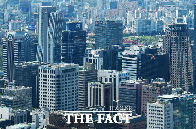 14일부터 서울을 비롯한 수도권 지역의 사회적 거리두기가 2.5단계에서 2단계로 하향 조정됐지만, 주요 대기업들은 기존 재택근무 체제를 유지한다는 방침이다. /더팩트 DB
