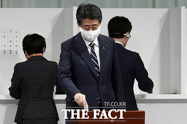 투표하는 아베 신조 일본 총리.