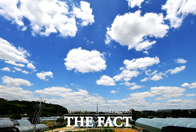 15일 화요일 전국이 대체로 맑고 쾌적한 날씨를 보이겠다. 다만 일부 지역에는 오후 한때 소나기가 지나가겠다./이덕인 기자