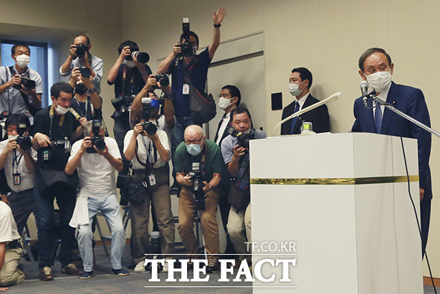 2일 기자회견을 열고 집권 자민당 총재 선거 출마를 선언하는 스가 요시히데 일본 관방장관.