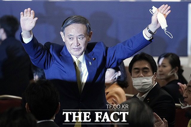 스가 요시히데 일본 관방장관이 14일 오후 일본 도쿄에서 열린 자민당 총재 선거에서 신임 일본 집권당 총재로 선출된 것을 확인한 뒤 기뻐하고 있다. / 도쿄=AP.뉴시스