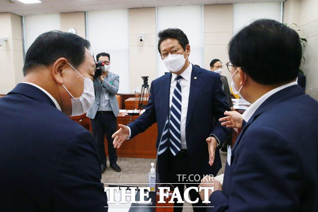 SNS 불특정 다수 누리꾼도 함께 고발[더팩트 | 국회사진취재단] 황희 더불어민주당 간사가 지난 8일 오후 서울 여의도 국회에서 열린 국방위원회 전체회의를 마치고 야당 의원들과 대화를 나누고 있다.