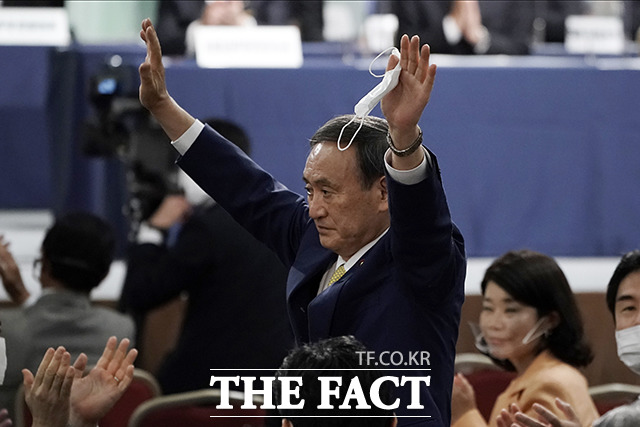 신임 일본 집권당 총재로 선출된 것을 확인한 뒤 기뻐하는 스가 요시히데 관방장관.