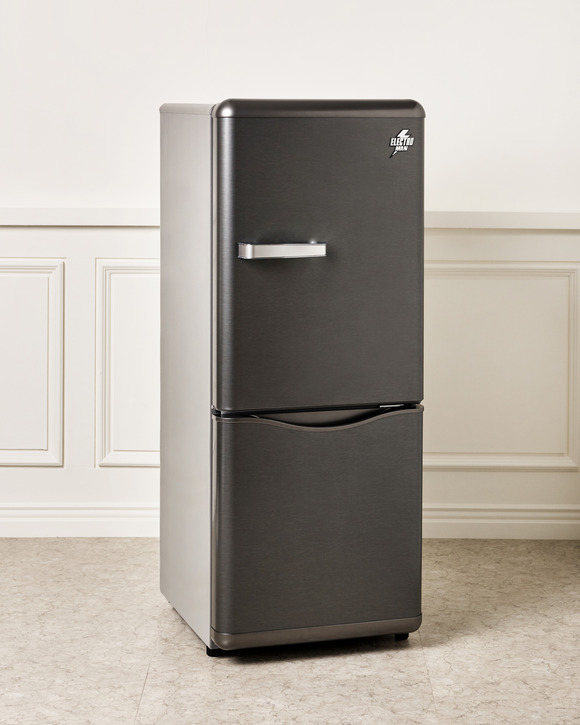 이마트는 오는 17일 소형 냉장고 일렉트로맨 레트로 냉장고 150L를 출시한다고 밝혔다. /이마트 제공