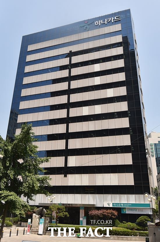 하나카드가 해외직구 배송대행 전문기업인 아이포터와 함께 해외 명품 할인 이벤트를 진행한다고 11일 밝혔다. /더팩트DB