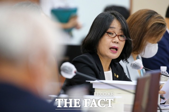 윤미향 더불어민주당 의원이 불구속 기소됐다. 사진은 지난달 20일 국회에서 열린 환경노동위원회 전체회의에서 질의 중인 윤 의원의 모습. /남윤호 기자