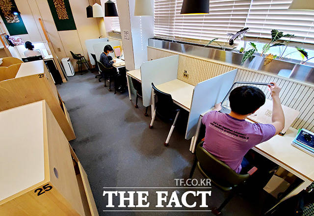 수도권의 사회적 거리두기가 2단계로 완화된 가운데 14일 오전 서울 마포구의 한 스터디카페에 학생들이 거리두기 수칙을 지키며 공부하고 있다. /이선화 기자