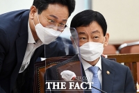 [TF포토] 보고 받는 진영 장관