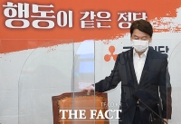  안철수 '추미애, 한가하게 SNS에 변명…대통령 빽으로 버티나'