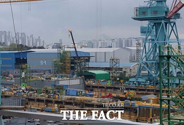 업종별로는 제조업이 12.7% 하락했다. 비제조업은 -6.5% 하락했다. 기업 규모별로는 대기업이 11.3% 하락, 중소기업이 4.9% 감소했다. /더팩트 DB