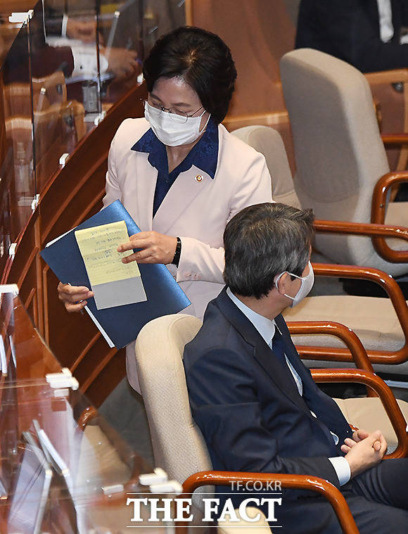 추미애 법무부 장관 아들 서모씨의 군 특혜 휴가 의혹을 수사 중인 검찰이 국방부 압수수색에 나섰다. /이새롬 기자