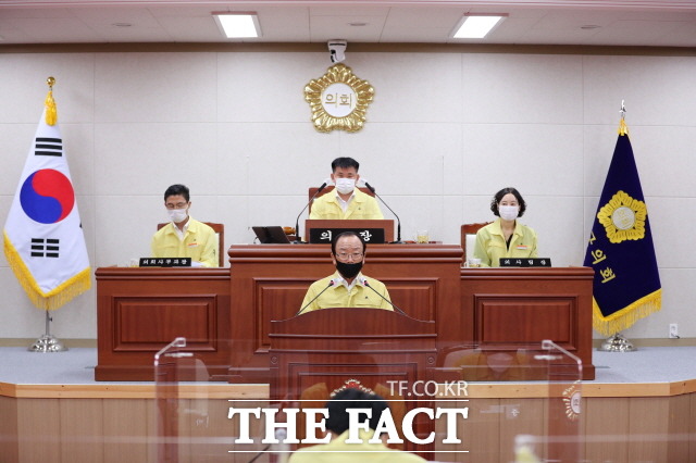 무안군의회 박성재 의원이 제267회 임시회에서 시민단체를 포함한 광주 일각에서 무안 민간공항 이전을 군공항 이전과 결부하고 있는것은 두 지역민들의 불협화음을 가중시키는 심각한 요구라며  광주 민간공항 이전 재검토 논의 중단을 강하게 주장했다./무안군의회 제공