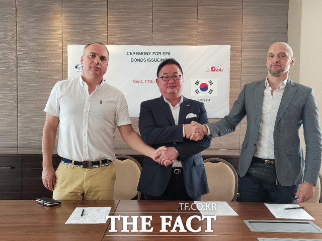 카리스는 지난 11일(현지시간) 우크라이나 국영금융공사(SFII)와 4300만 달러(510억 원) 규모의 국가보증 채권 발행에 서명했다. 사진은 유철 카리스 대표(가운데)와 볼로디미르 스타브니우크 SFII 사장(왼쪽), 블라들렌 레브추크 소크랏 투자부문 사장(오른쪽). /카리스 제공