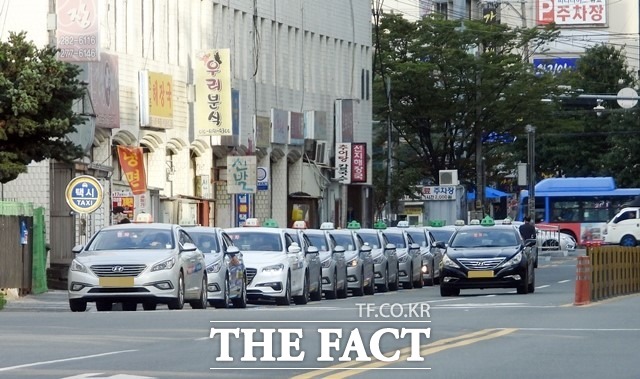 포항시가 2029년까지 지역에 공급과잉된 택시 1,142대를 줄여나갈 계획이다. 사진은 포항시외버스터미널 옆 택시승강장에 택시들이 길게 늘어서 손님을 기다리는 모습/포항=김달년기자