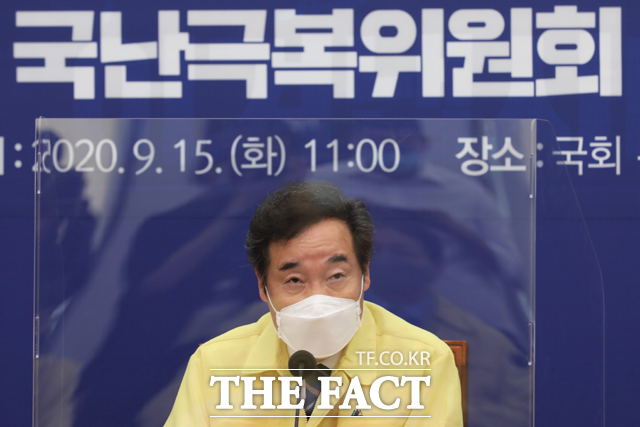 이낙연 더불어민주당 대표가 제안하고 문재인 대통령이 화답하는 형태로 추진되고 있는 전 국민 통신비 2만 원 지원에 대해 시민단체가 반대 입장을 내놨다. 사진은 15일 오전 국회에서 열린 더불어민주당 제2차 코로나19 국난극복위원회 전체회의에서 이낙연 대표가 모두발언을 하는 모습. /이새롬 기자