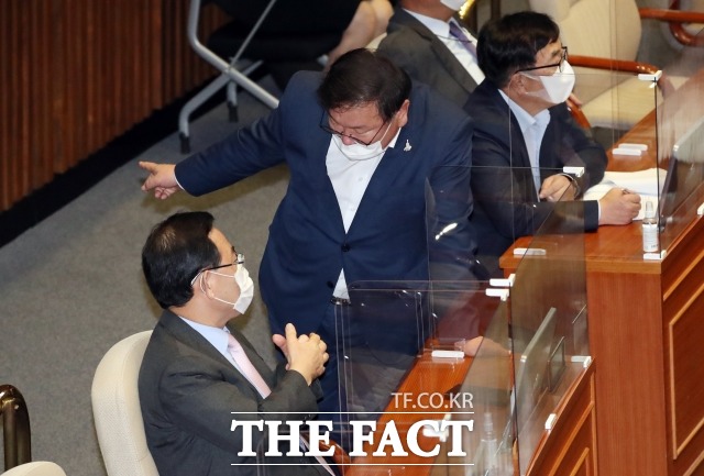 여야는 4차 추가경정예산안을 22일 본회의에서 처리하기로 합의했다. 이날 국회 본회의장에서 만나 얘기 나누는 김태년 더불어민주당 원내대표(오른쪽)와 주호영 국민의힘 원내대표. /국회=이새롬 기자