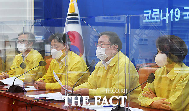 김태년 더불어민주당 원내대표가 15일 국회에서 열린 원내대책회의에 참석, 모두발언을 하고 있다. /국회=이새롬 기자