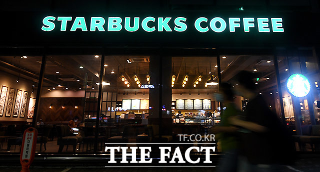 스타벅스가 청년의 날을 맞아 이날부터 19일까지 텀블러 2030개를 제공하는 이벤트를 연다. /이효균 기자