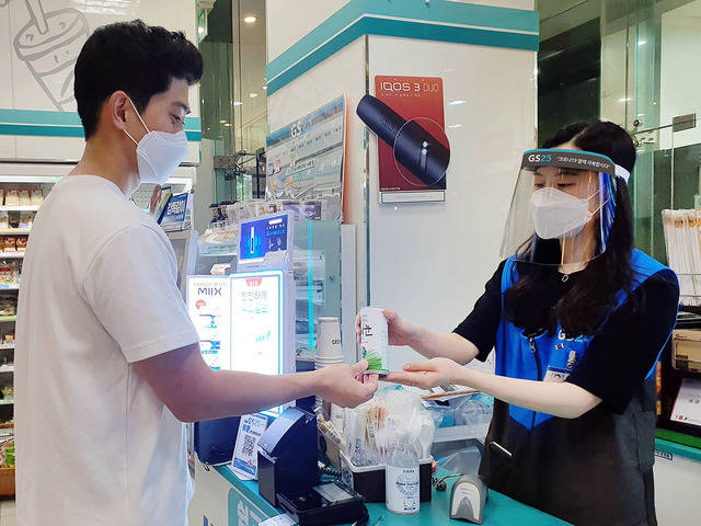 GS25는 자연재해로 개인 재산 피해를 입은 경영주에게 특별재해지원금을 최대 100만 원을 지급한다. /GS리테일 제공