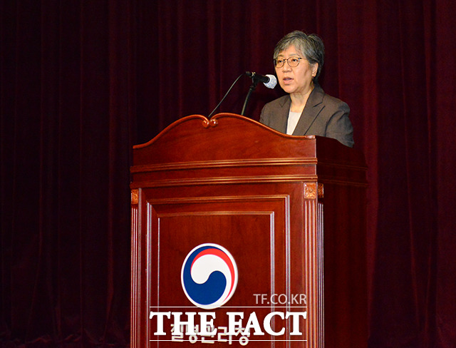 국내 신종 코로나바이러스 감염증(코로나19) 지역발생 확진자가 사흘 째 두자릿수를 유지했다. 정은경 질병관리청장이 14일 오전 충북 청주시 오송보건의료행정타운 후생관에서 열린 질병관리청 승격을 기념하는 개청 기념식에 참석해 기념사를 하고 있다. / 질병관리청 제공